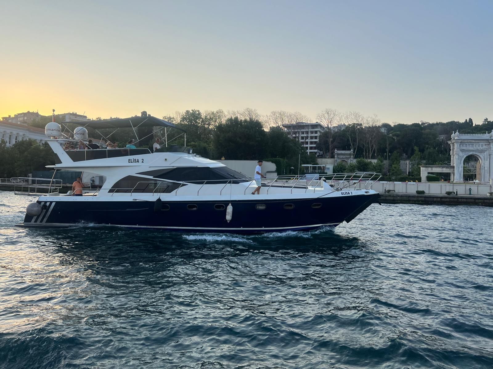Boğaz Turu Özel Yat Kiralama Gün Batımı Deneyimi Astor Yachts Güverte